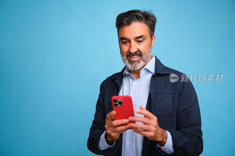 一个男人正在看他的红色手机套。