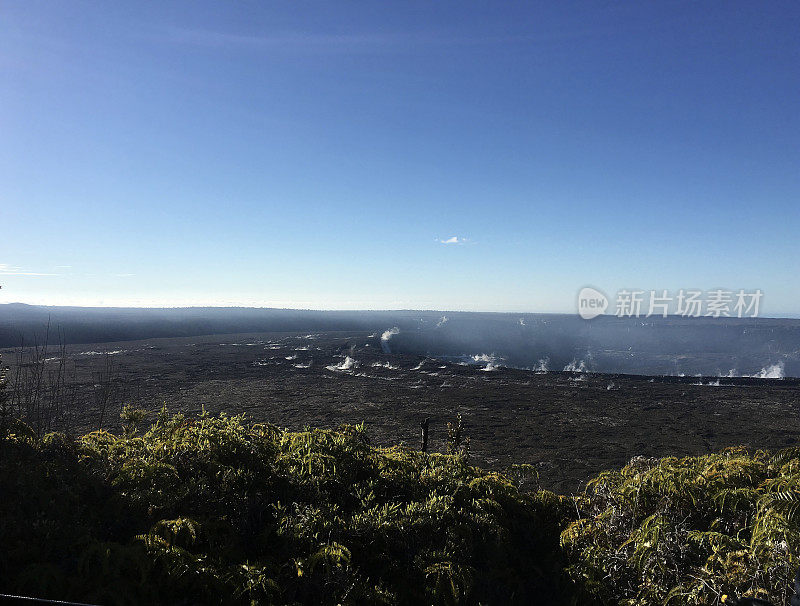 从火山边缘鸟瞰活火山