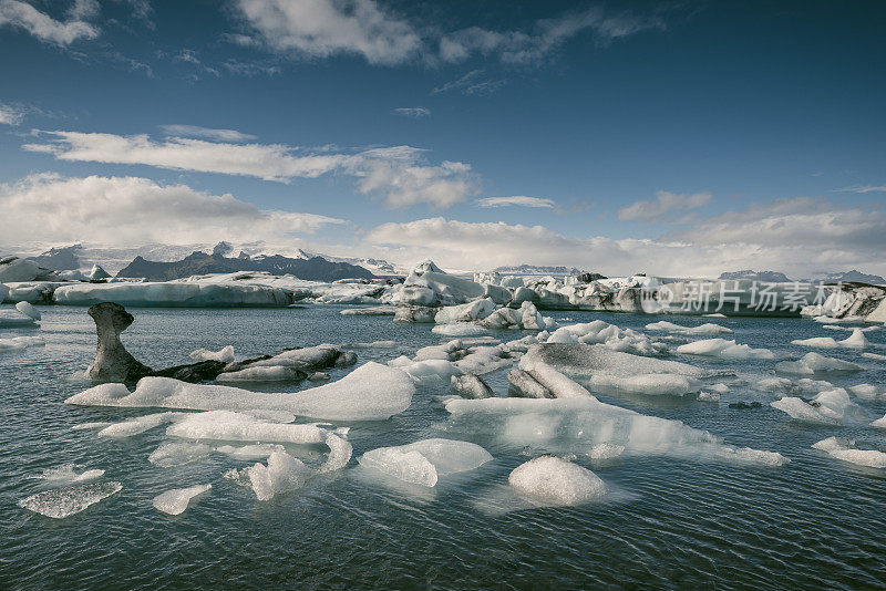 冰山漂浮在冰岛的Jokulsalon冰川泻湖