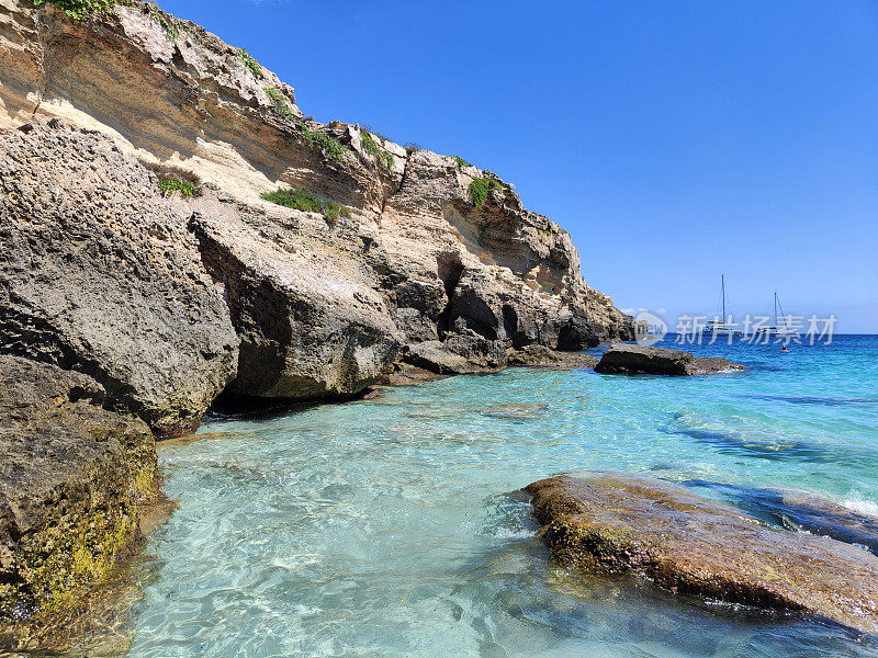 绿松石般的海水，在卡拉阿祖拉，Favignana，西西里岛