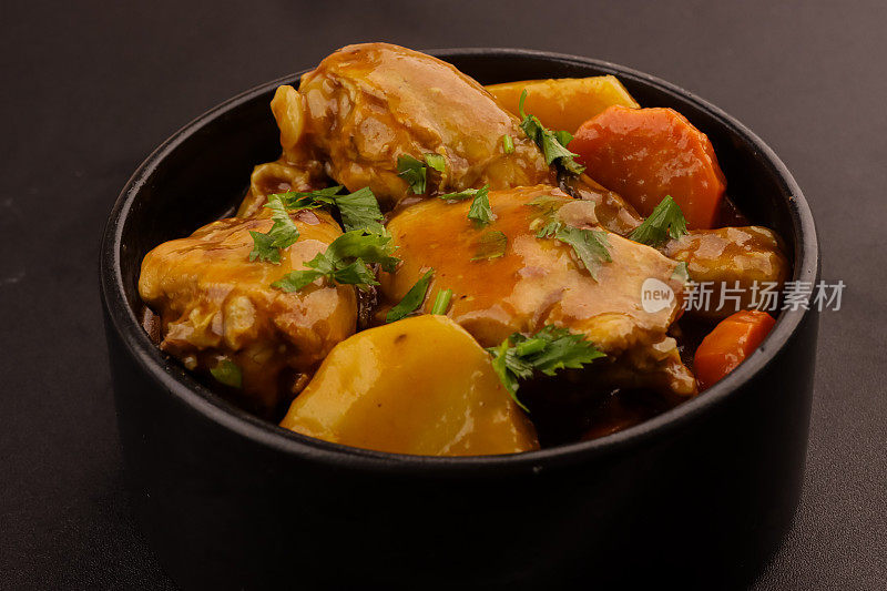 鸡肉沙拉娜或Dajaj沙拉娜是传统的阿联酋番茄炖菜，鸡肉与不同的蔬菜一起烹饪。