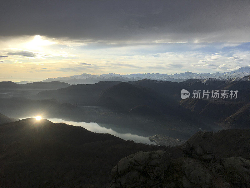 日出时山脉和湖泊的鸟瞰图