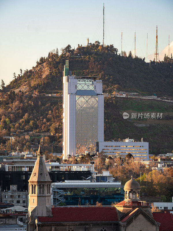 智利圣地亚哥的摩天大楼和圣克里斯托瓦尔山为背景