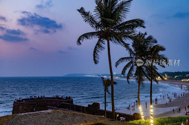 黄昏时分，印度果阿北部的坎多林海滩