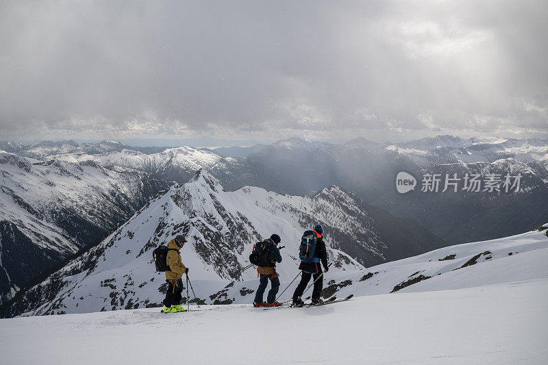 穷乡僻壤的滑雪者爬山