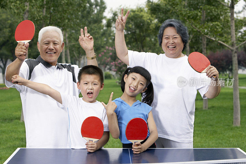 一家人打乒乓球
