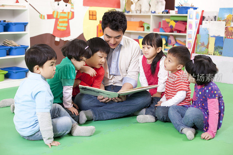 幼儿园老师和小朋友一起看图书