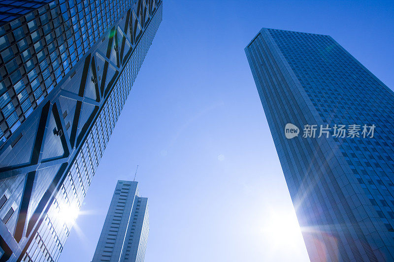 高层建筑中的阳光反射。日本东京都新宿区