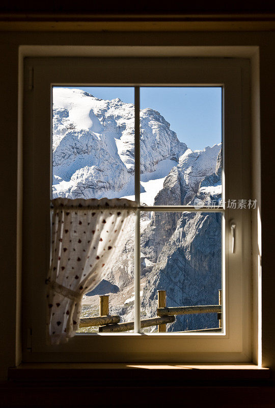 透过窗户看雪山