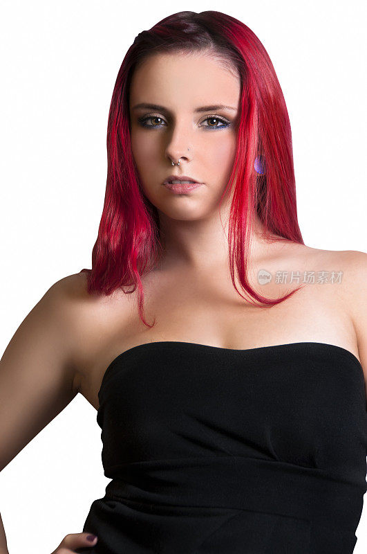 美丽迷人的女人与染红头发和化妆摆姿势