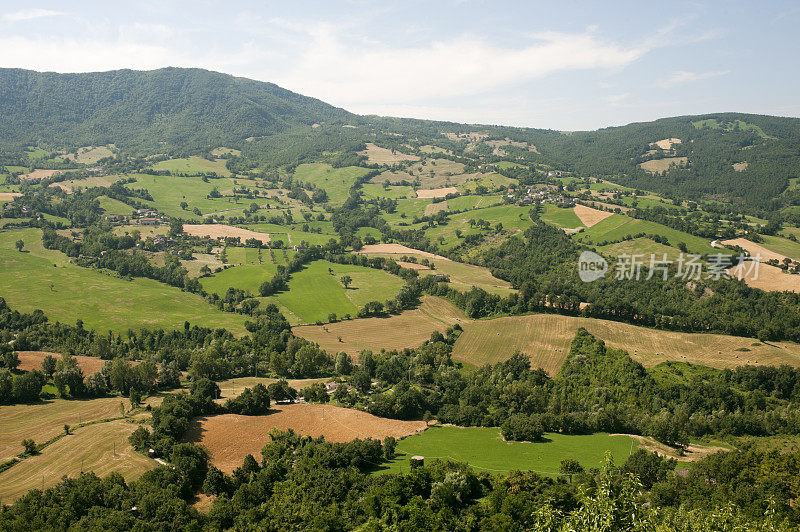 蒙特费尔特罗(马奇，意大利)，彭纳比利(乌尔比诺)的风景在夏天