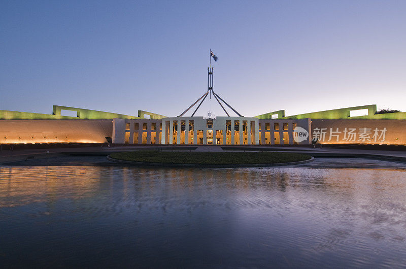 澳大利亚国会大厦，堪培拉，ACT在黄昏照明