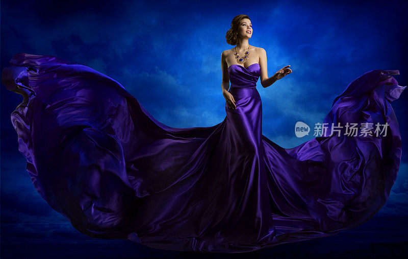 女时装，蓝色长袍飞扬飘扬的丝绸织物