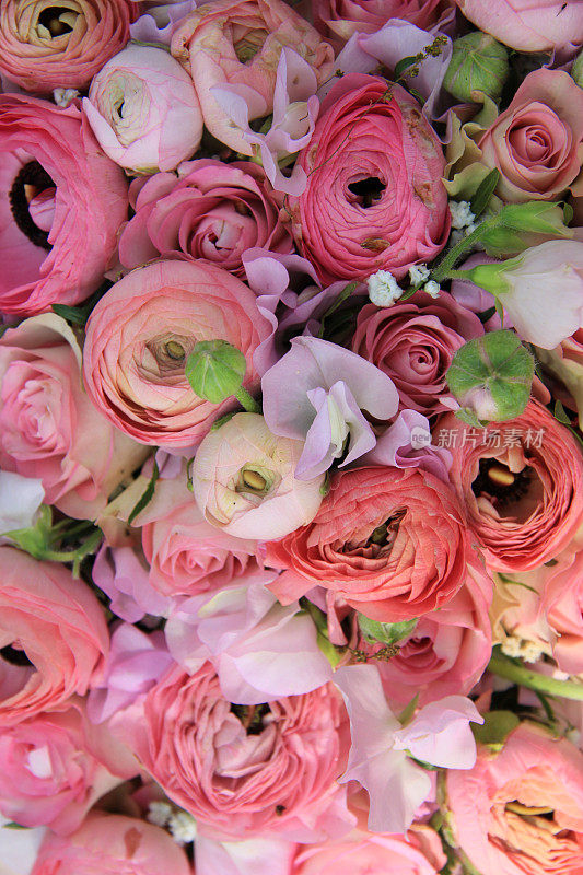 粉红玫瑰和毛茛新娘花束
