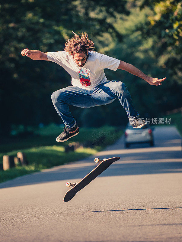 动作镜头的滑板溜冰，做花样和跳跃