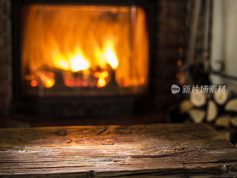 旧木桌和温暖的壁炉。