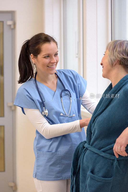 护士帮助老年患者