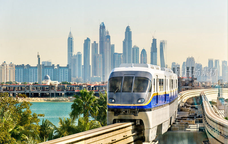 列车抵达迪拜亚特兰蒂斯单轨火车站