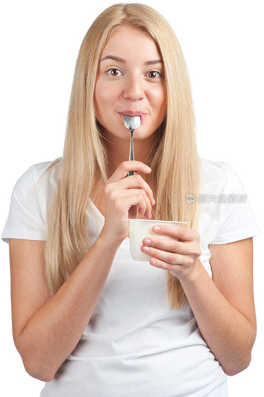 年轻漂亮的女人在吃酸奶