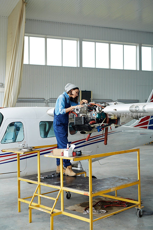 女机修工修理飞机
