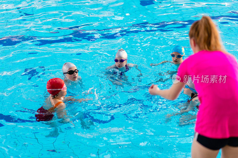 快乐的小朋友们在游泳池班学习游泳