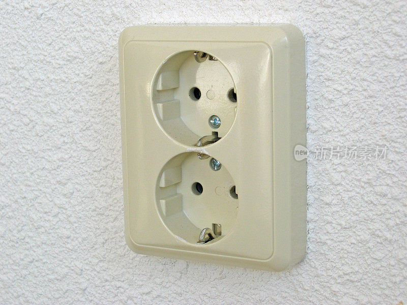 白色墙壁上的电源插头
