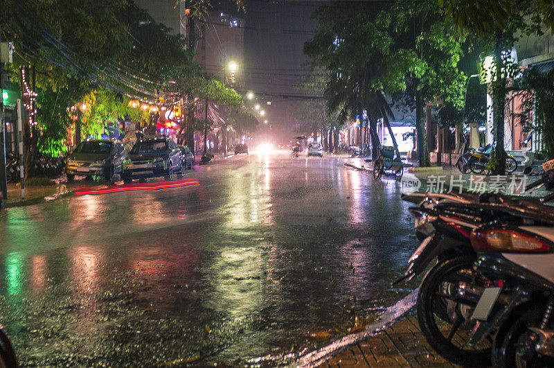 越南芽庄的夜雨街景