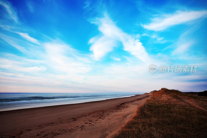 日落前美丽空旷的海滩