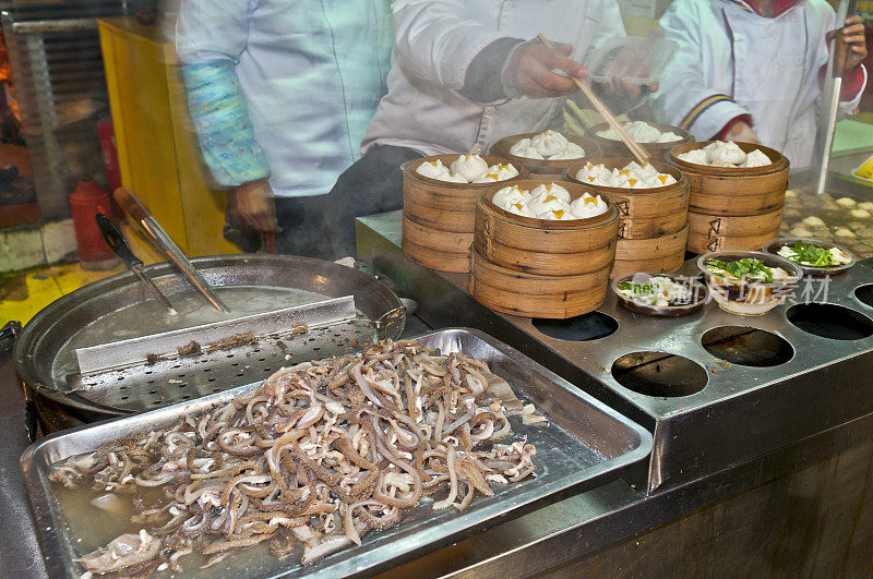 在北京东华门市场卖食品