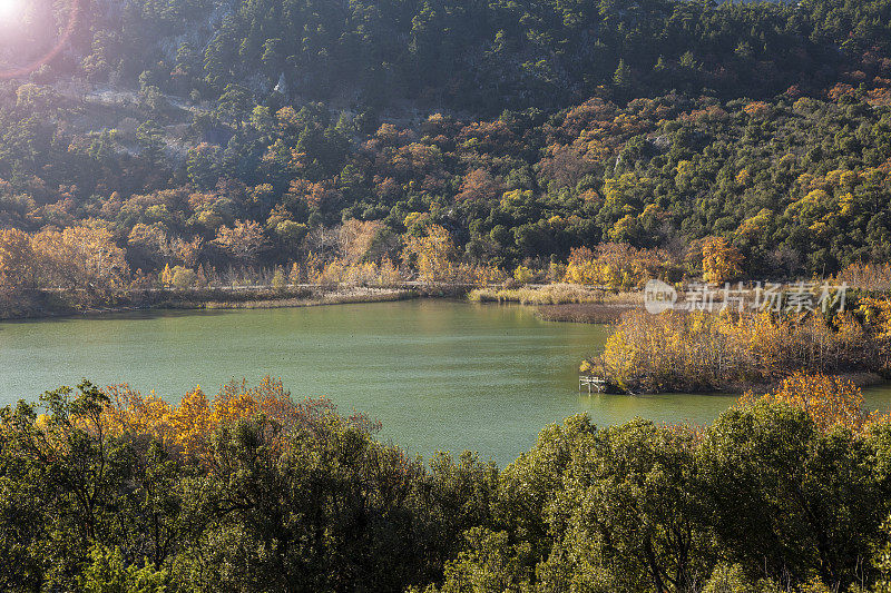 土耳其伊斯帕塔附近科瓦达湖的秋季景观