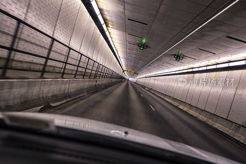 倾斜递减视角内的宾夕法尼亚收费公路里海公路隧道