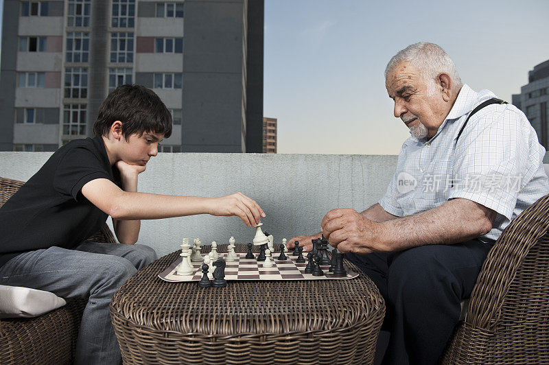 爷爷和孙子下棋