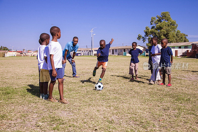 男孩踢点球，Gugulethu，开普敦，南非