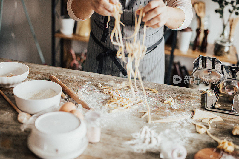 手持自制面食的女人