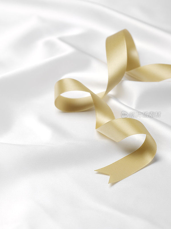丝绸材质上的金色丝带