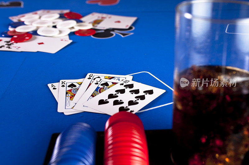 赌博扑克手，筹码在桌子中央。
