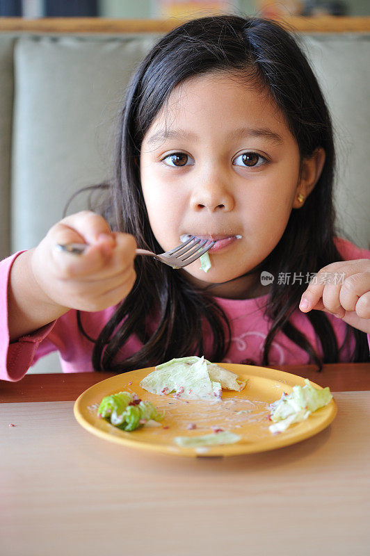 小女孩的健康饮食习惯