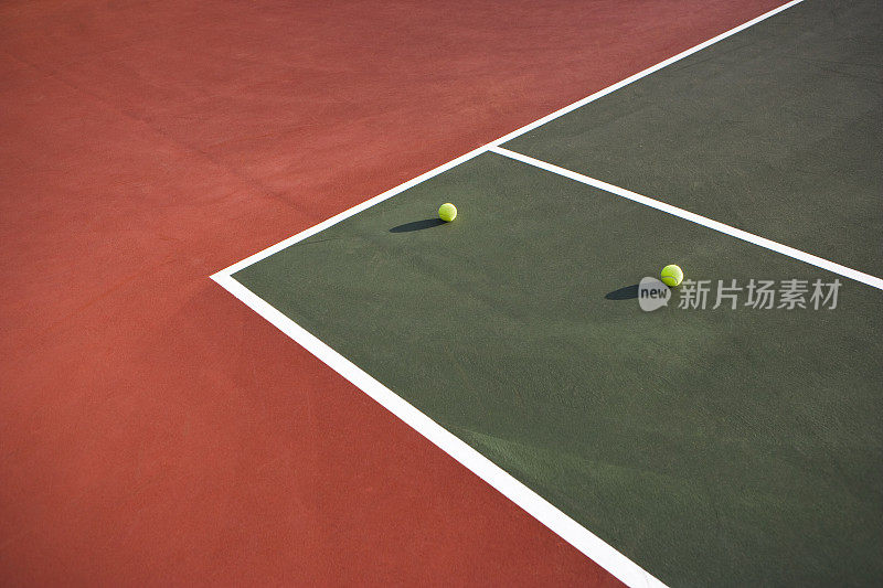 红土球场上的网球
