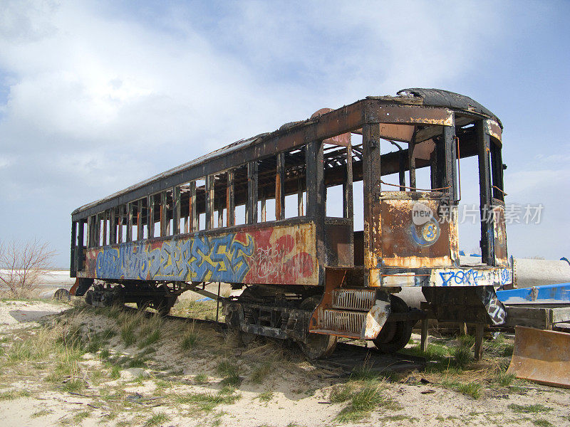 废弃的火车车厢上的涂鸦。