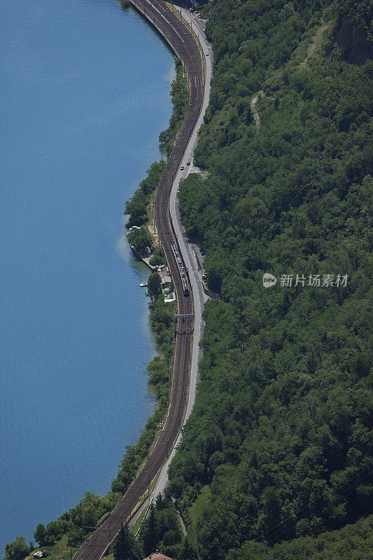 从瑞士卢加诺湖附近的火车上鸟瞰
