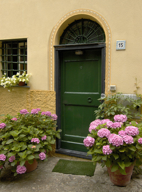 装饰门口盆花和绣球花。