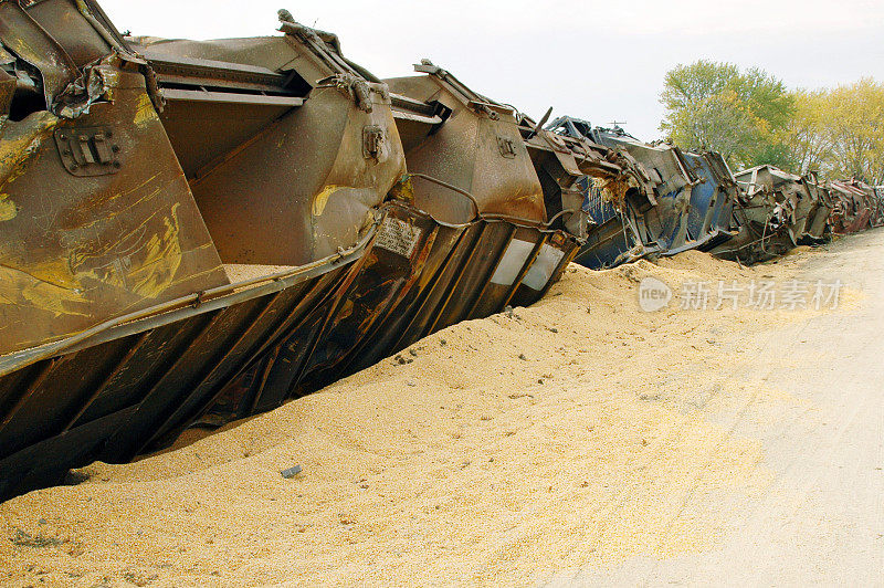 爱荷华州中部发生火车脱轨和玉米溢出事故