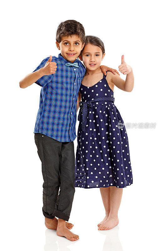 两个小孩站在一起，竖起大拇指