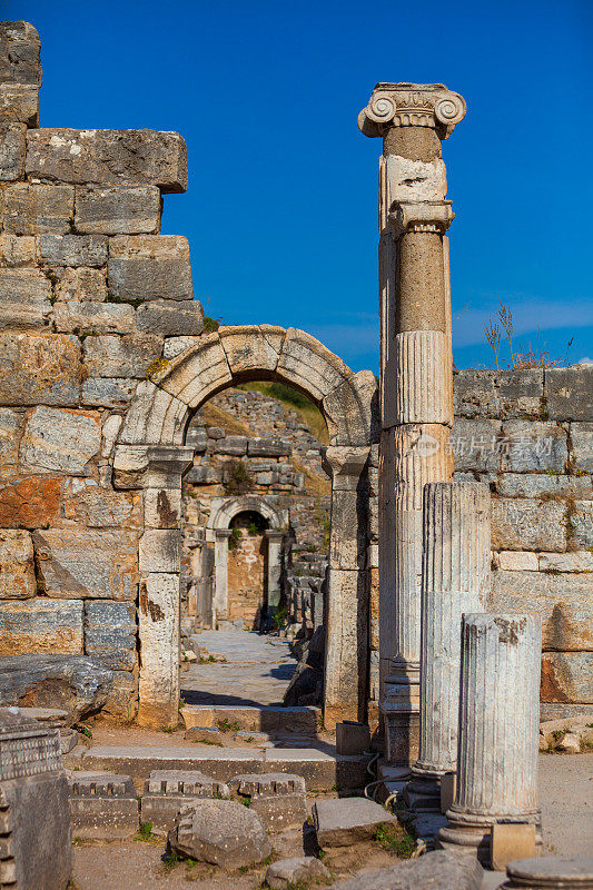 土耳其以弗所的拱门和柱子