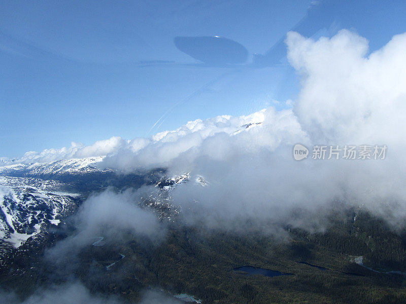 从空中俯瞰阿拉斯加的山顶