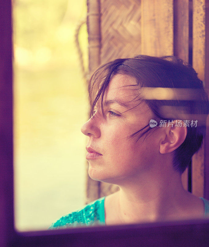 女人若有所思地望着窗外