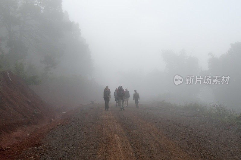 路上的旅行者