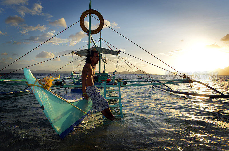 和他在菲律宾的传统的班卡支腿船