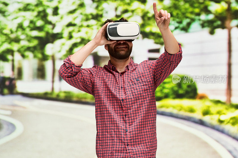 在户外使用虚拟现实头盔的人