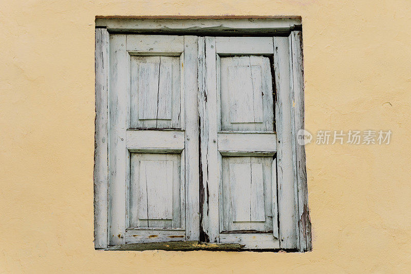 有一扇古老的风化木窗的墙